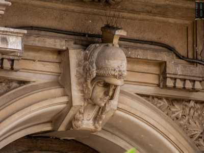 In cima al suo ingresso spicca il capo della dea Minerva